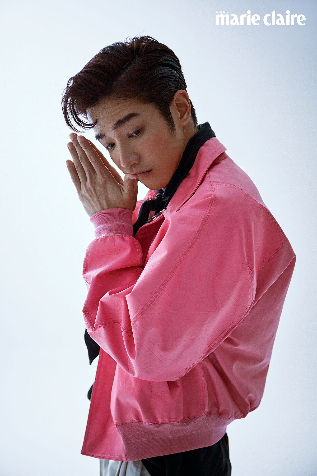 粉彩色外套、乳白色長褲，both by Dior；絲質襯衫，Loewe。