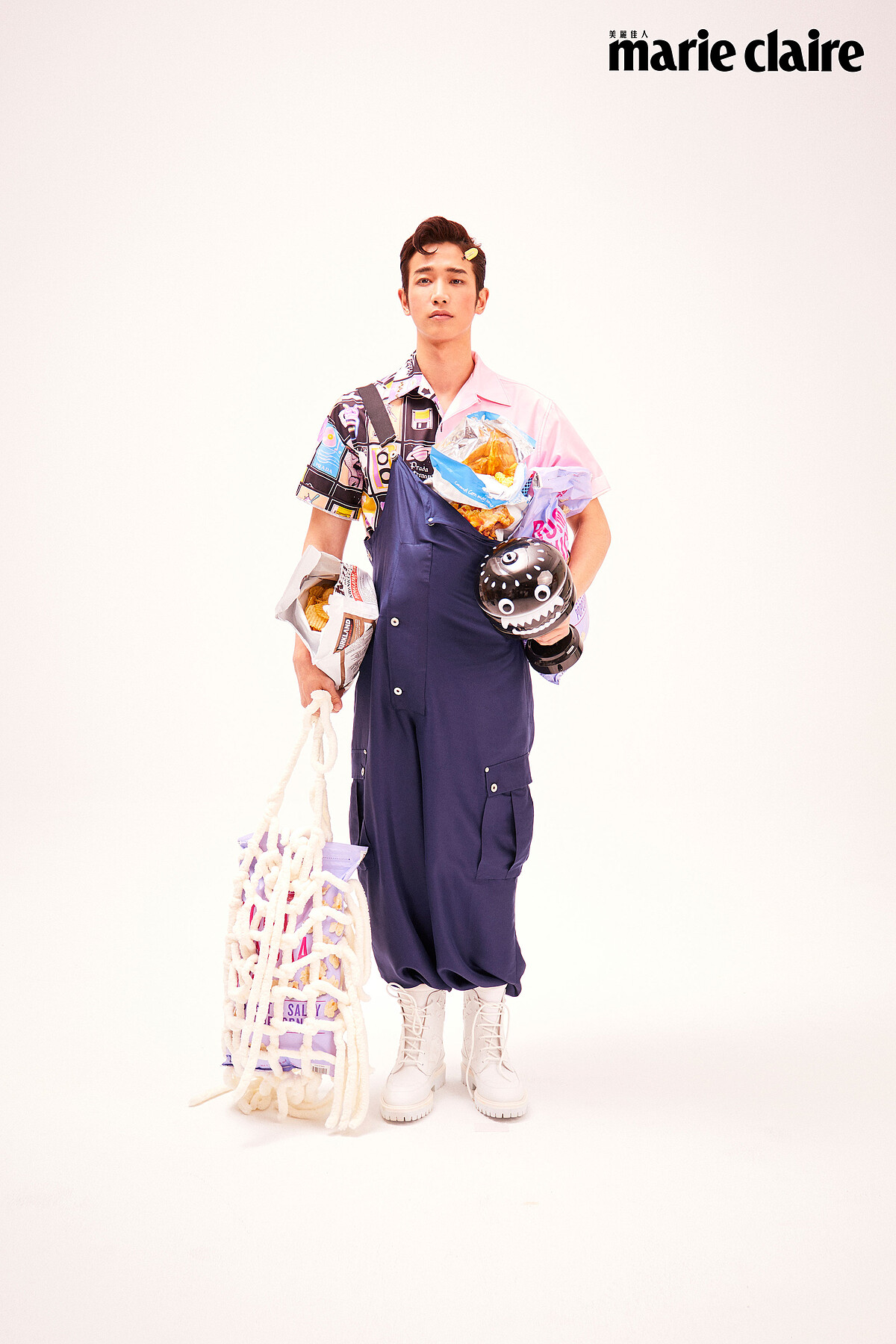 印花短袖襯衫，Prada；吊帶工作褲，Loewe；浮雕 Logo 高筒靴，Louis Vuitton。