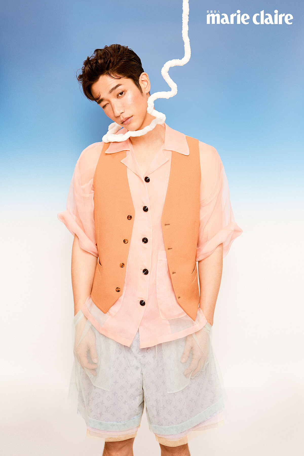 粉色透膚襯衫、焦糖色西裝背心，both by Gucci；雙層網紗粉彩漸層短褲，Louis Vuitton。