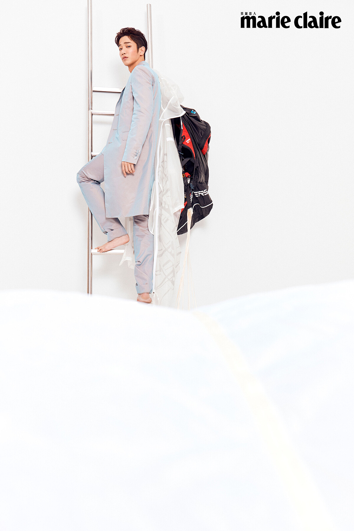 灰紫色珠光色澤長外套、灰紫色珠光西裝外套、同款長褲，all by Givenchy。