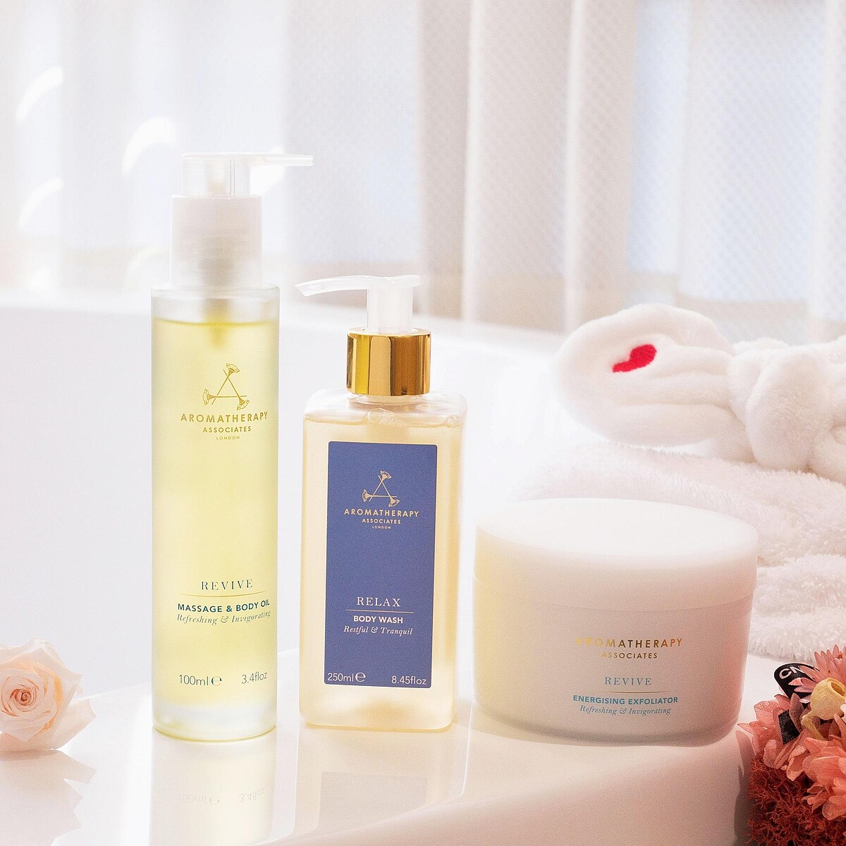 AROMATHERAPY ASSOCIATES「明煥按摩潤膚油」、「舒緩沐浴露」、「明煥亮膚磨砂霜」。