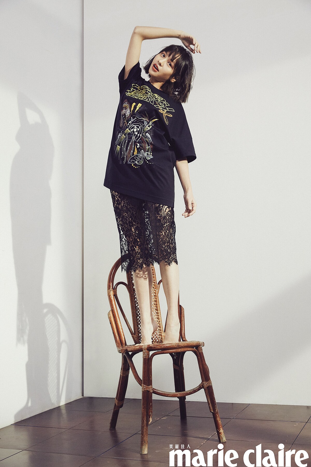 刺繡 T-Shirt、蕾絲過膝裙,both by Shiatzy Chen。