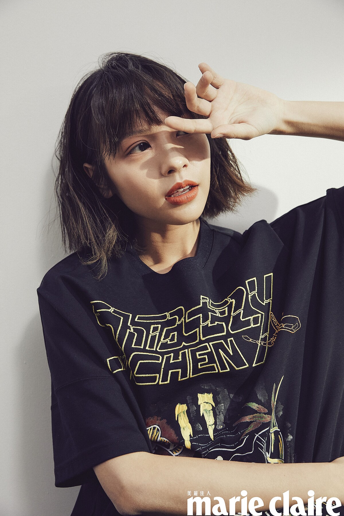 刺繡 T-Shirt、蕾絲過膝裙,both by Shiatzy Chen。