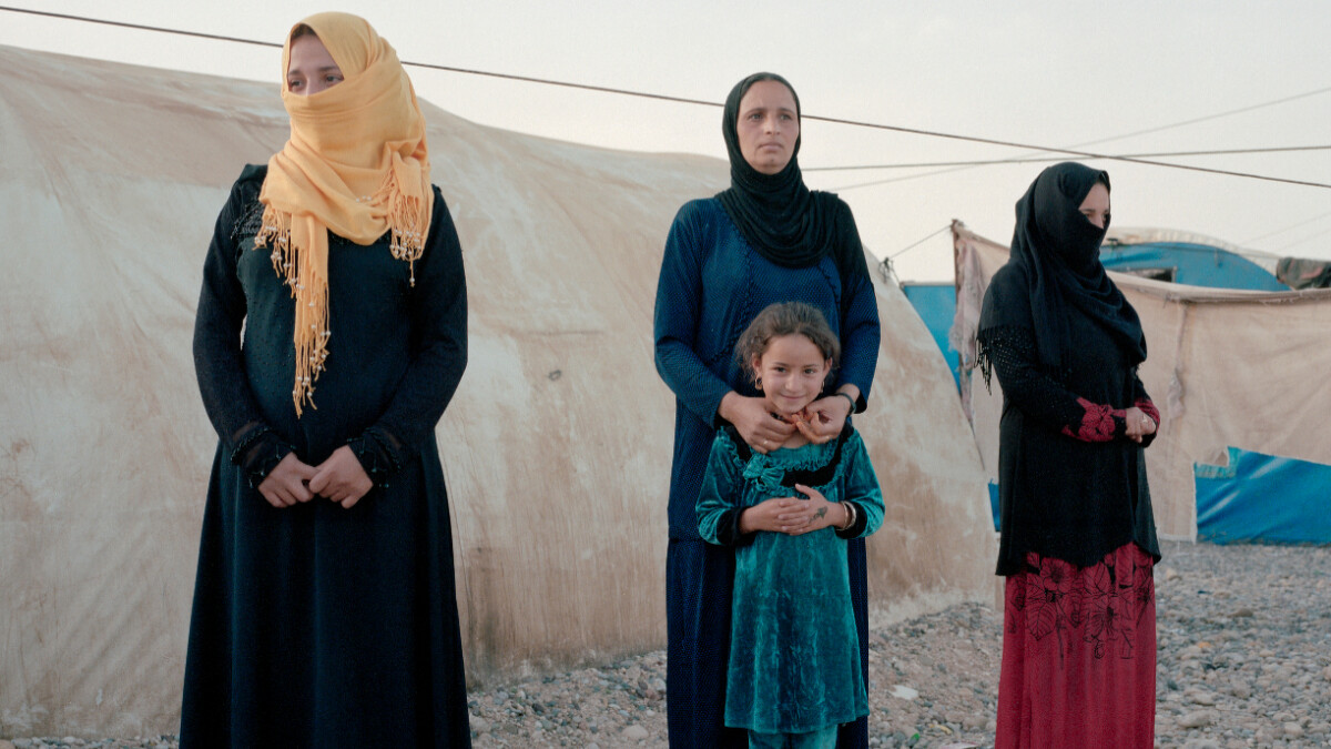 莎娜（中）和大女兒羅樂（右）以及小女兒沙彌雅（站在莎娜前）同住。二女兒拉嘉特（左）在齋戒月的第一天前來莎娜的帳篷，準備一起食用禁食後的開齋飯。