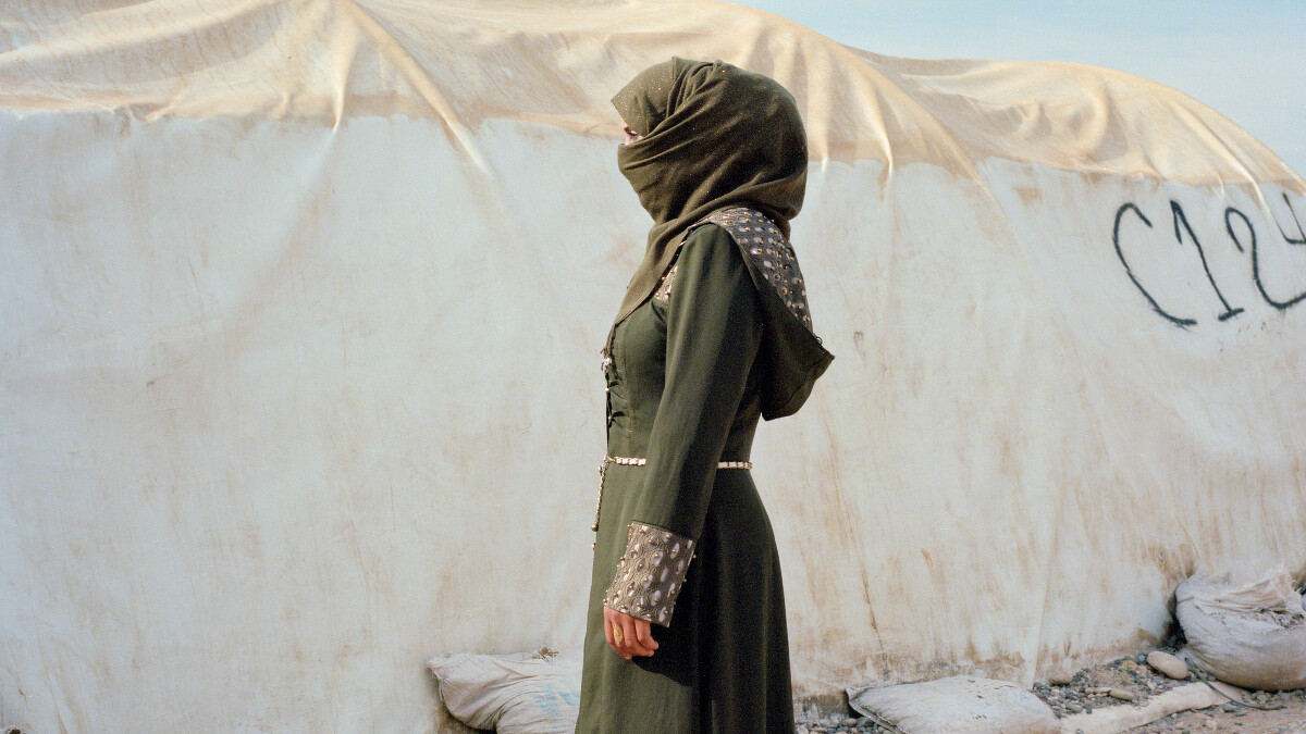 雅思敏在15歲結婚， 她說：「如果父母還在世的話，我應該會晚點結婚。」