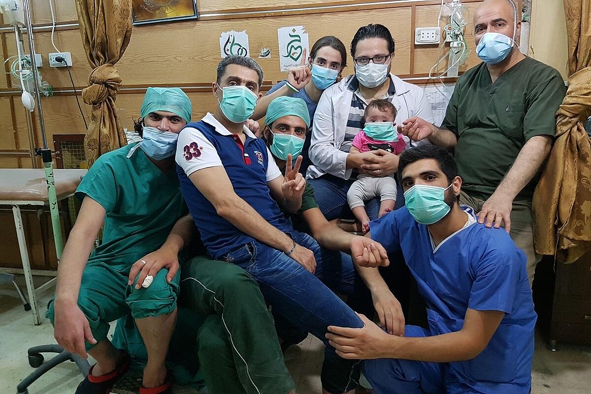 克難的戰地醫院，漢扎說他們曾在20天內動了幾千次手術