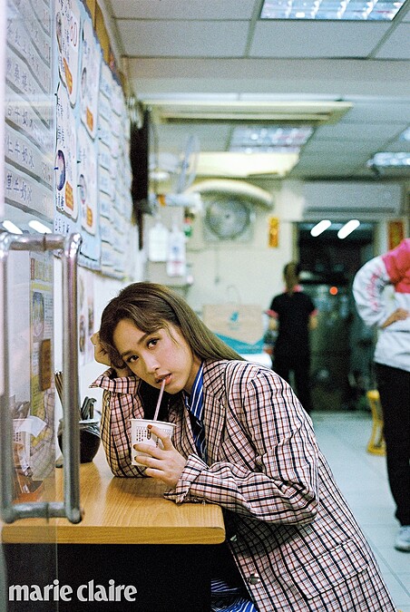 格紋西裝外套、條紋收腰襯衫、條紋短褲、粉色針織襪，all by Prada。