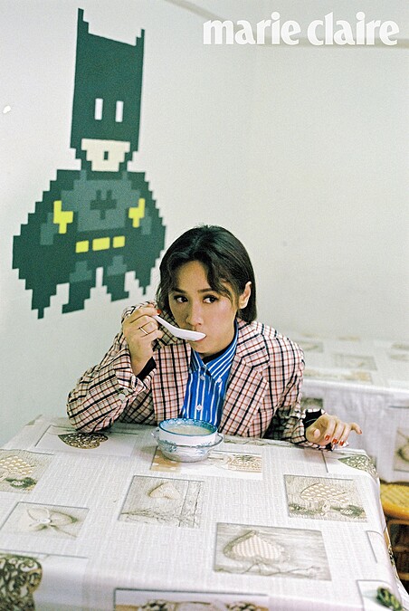 格紋西裝外套、條紋收腰襯衫、條紋短褲、粉色針織襪，all by Prada。