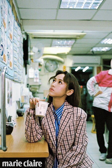 格紋西裝外套、條紋收腰襯衫、條紋短褲、粉色針織襪，all by Prada。