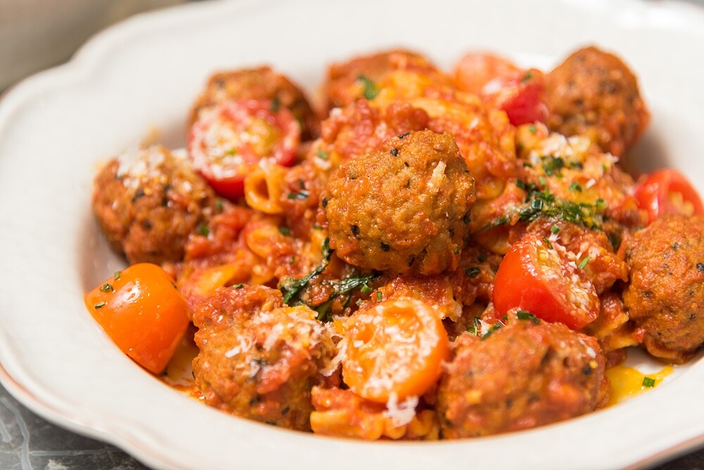 義式茄汁手工豬肉丸雞冠麵