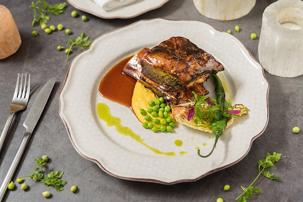 慢煮煙燻帶骨牛小排