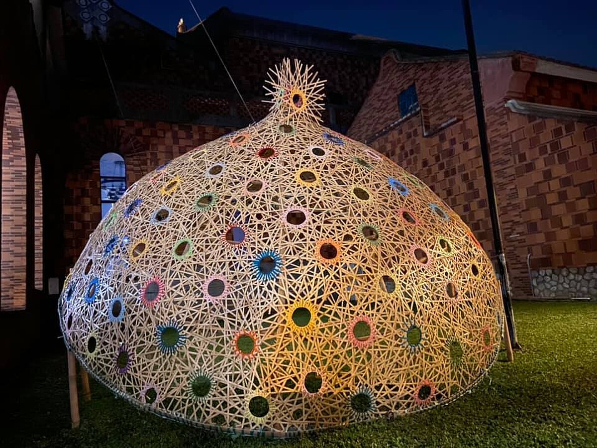 2020年的草草市集，金紅和移工朋友創作出巨型越南斗笠