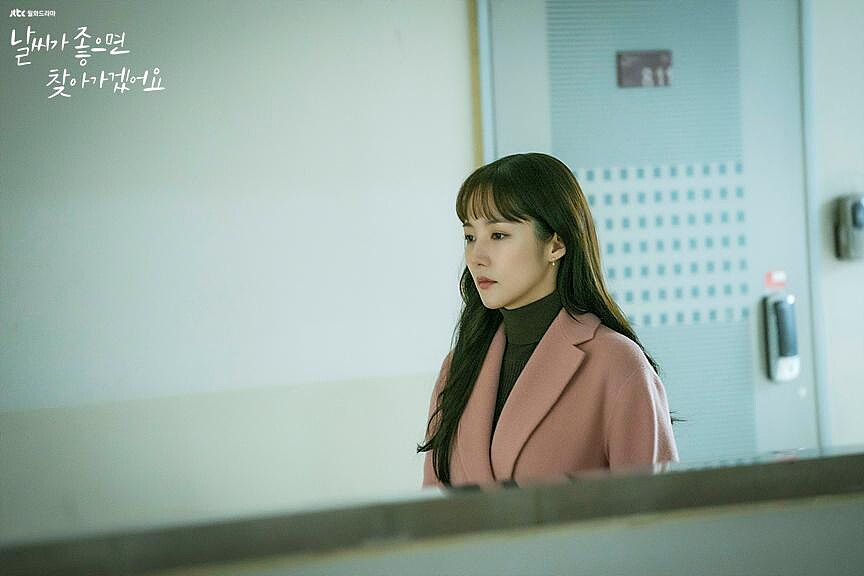 在首爾時，服裝單品絕對出現深色系，以傳達都會女子的沈穩風格