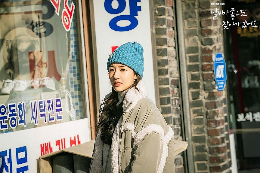 鮮豔的藍綠色毛帽，也是北峴限定搭配