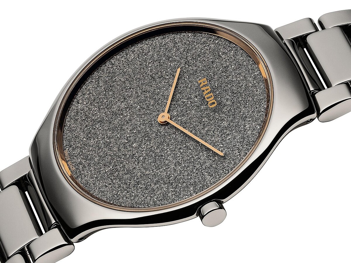 True Thinline 真我超薄亮鑽系列亮鑽系列錶盤以電鍍工藝對鑽石粉末的晶體結構進行複製打造,誕生出特殊的紋理結構,不同顏色的鑽石晶體依角度變化折射出耀眼的光芒, 腕錶面盤移除時標,則提升造型美學與現代感!