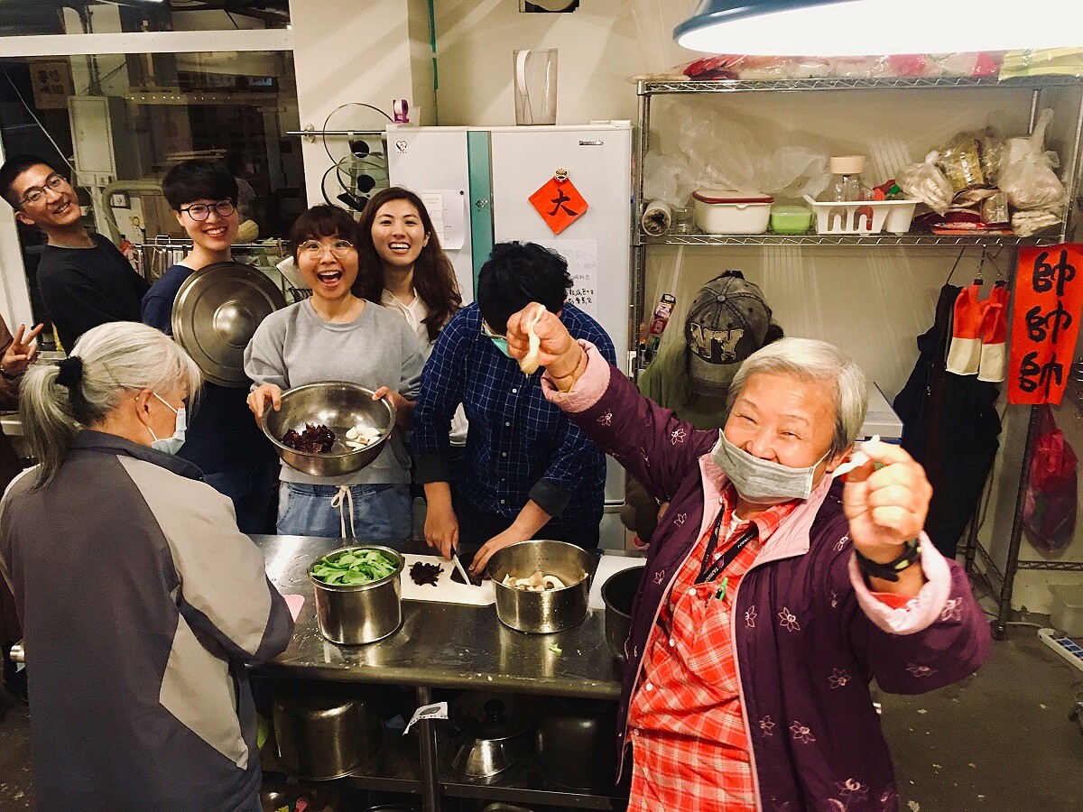 石頭湯計畫邀請大姐一起做菜／人生百味提供。