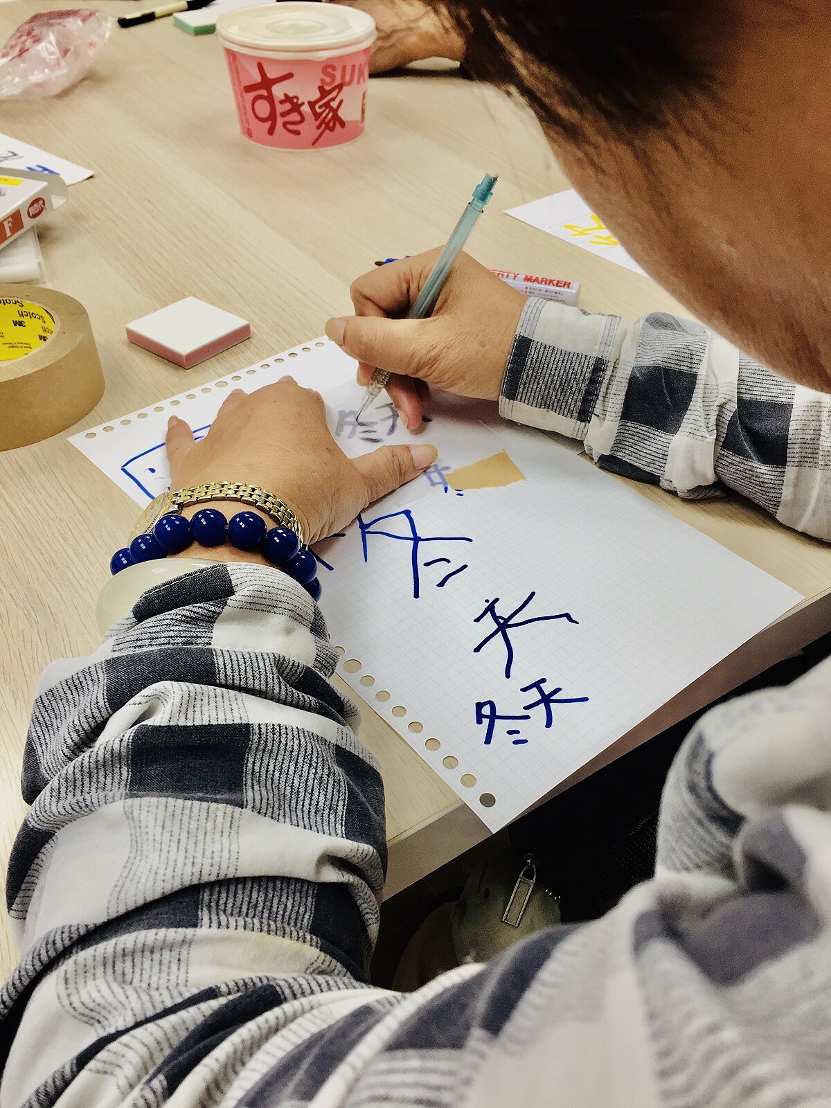 寫寫字計畫讓大哥大姐寫下喜歡的字／人生百味提供。