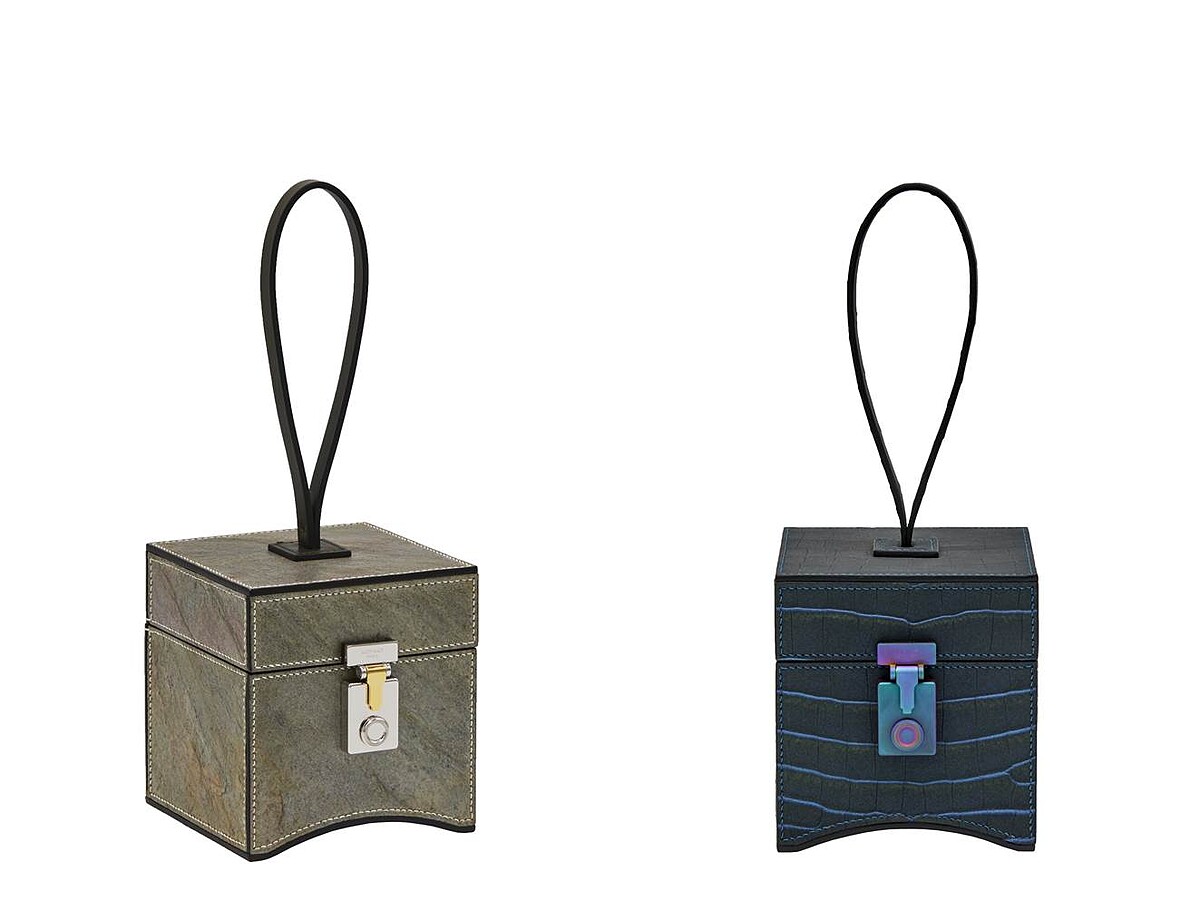 Mini Vanity Limousine(岩板系列),石灰色包款;Mini Vanity Limousine (啞光鱷魚皮) 夜藍色包款。