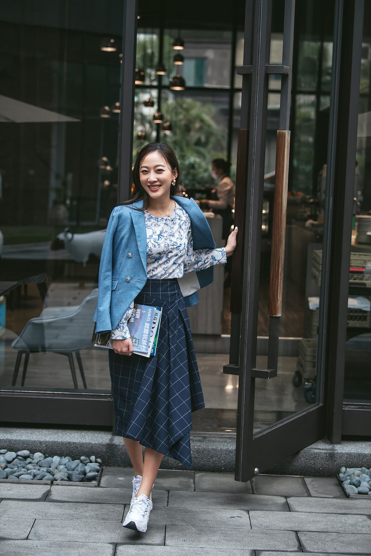 鈴蘭花印花襯衫 $8,600、棋盤格帕角式鉛筆裙 $9,900 、 丹寧效果西裝外套 $18,900