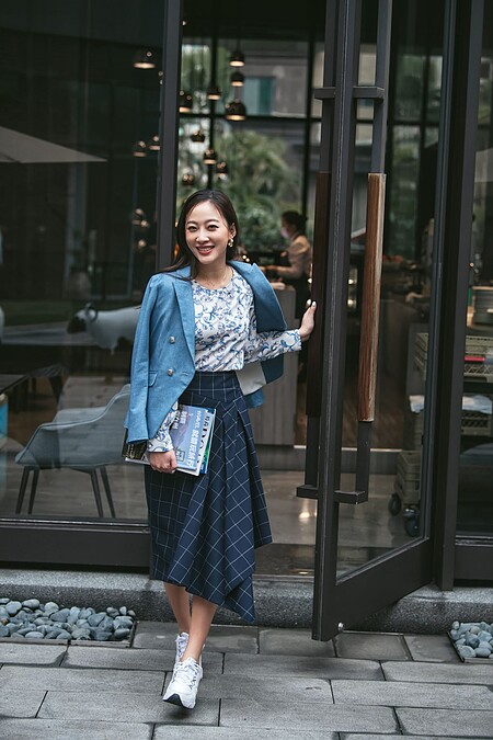 鈴蘭花印花襯衫 $8,600、棋盤格帕角式鉛筆裙 $9,900 、 丹寧效果西裝外套 $18,900