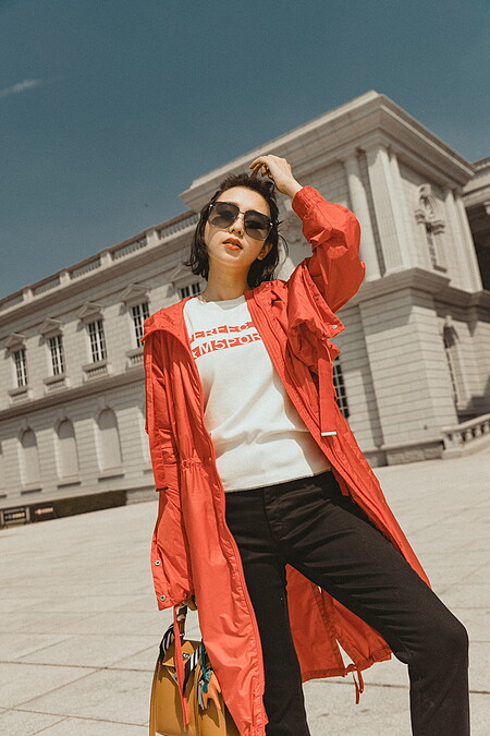 多穿式風衣外套 $25,600、A PERFECT DAY針織衫 $11,600、修身丹寧褲 $9,600