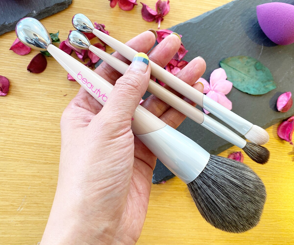由左至右：蜜粉刷、暈染刷和眼影刷在尾端設計了「水滴狀鋅合金保養滾輪」