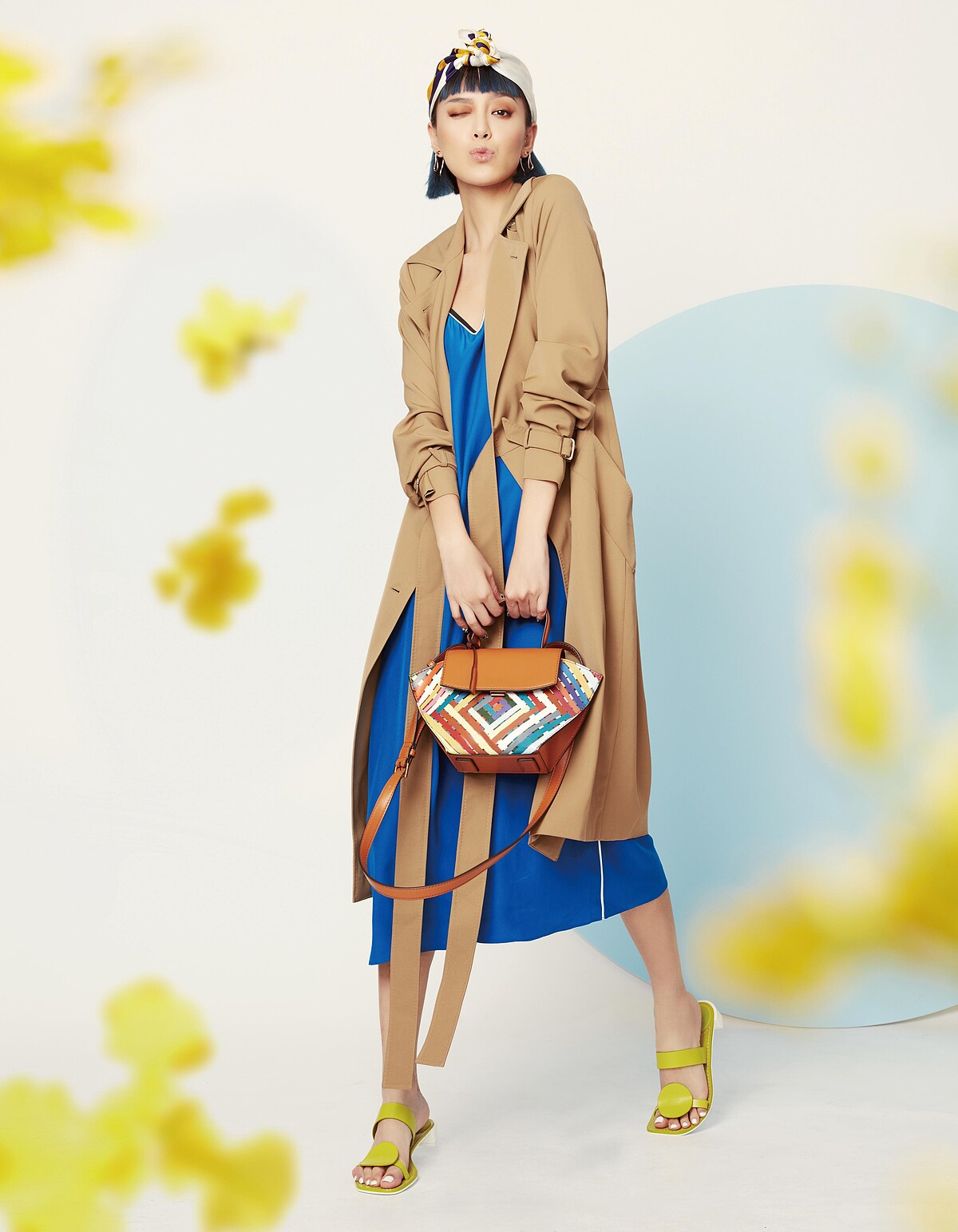 中型手提鞦韆包NT2,290、雙帶造型拖鞋，NT1,590、幾何水滴耳墜，NT690；All By CHARLES & KEITH；咖啡色風衣式洋裝，Max Mara，價格店洽；水手藍絲質洋裝，Rag & Bone，價格店洽。