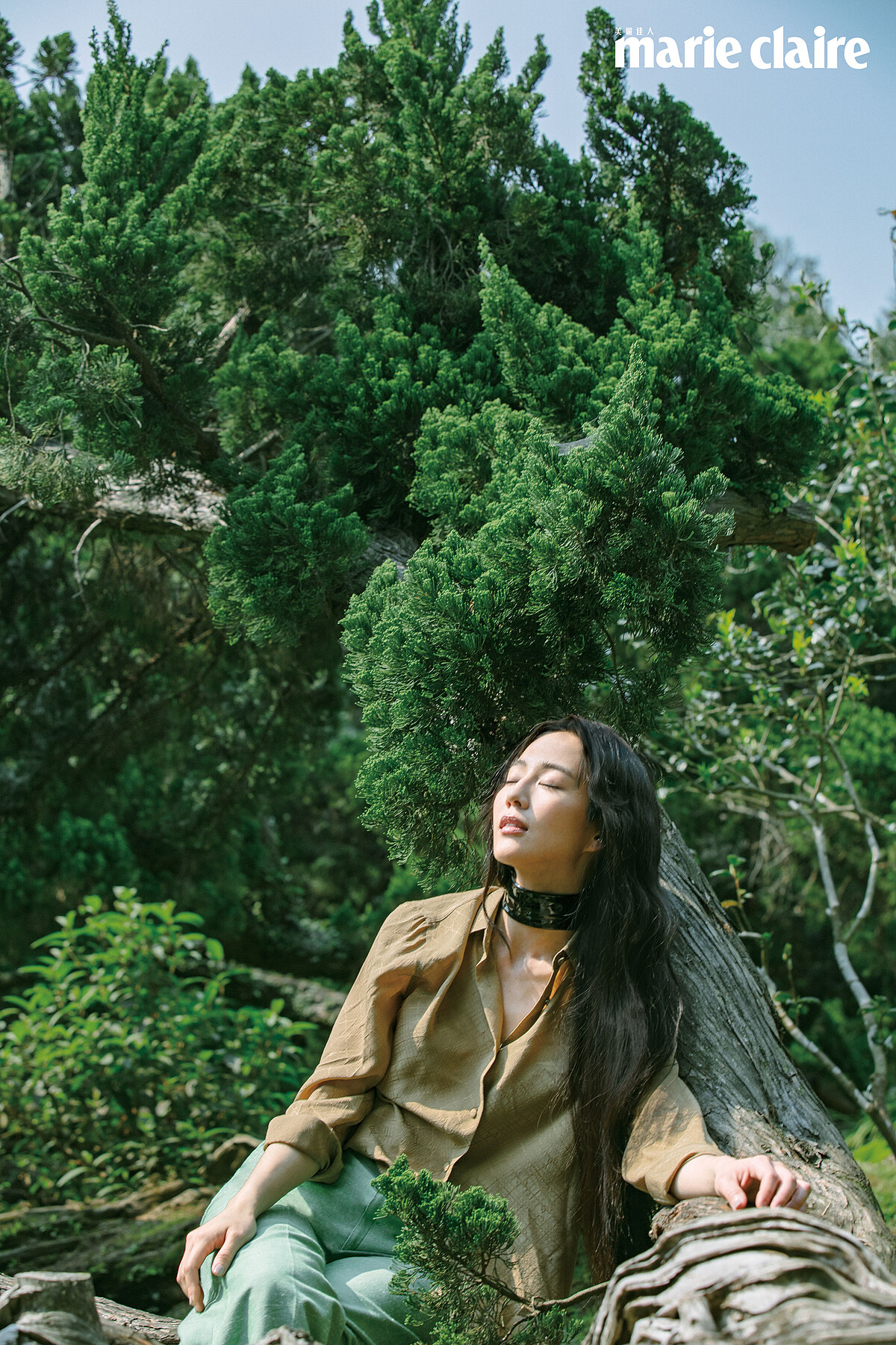 漆亮皮頸飾、駝色襯衫、湖水綠麻質長褲，all by Gucci。