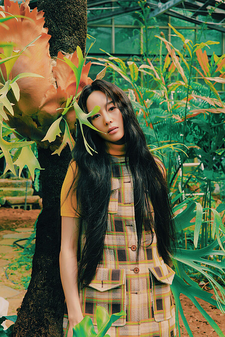 黃色高領針織上衣、背心開襟上衣、湖水綠麻質長褲、白色鍊帶包頭鞋，all by Gucci。