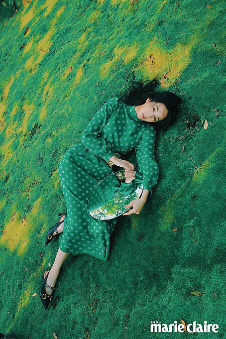 翠綠色圓點洋裝、獅頭裝飾寬版皮帶、黑色低跟包頭鞋，all by Gucci。