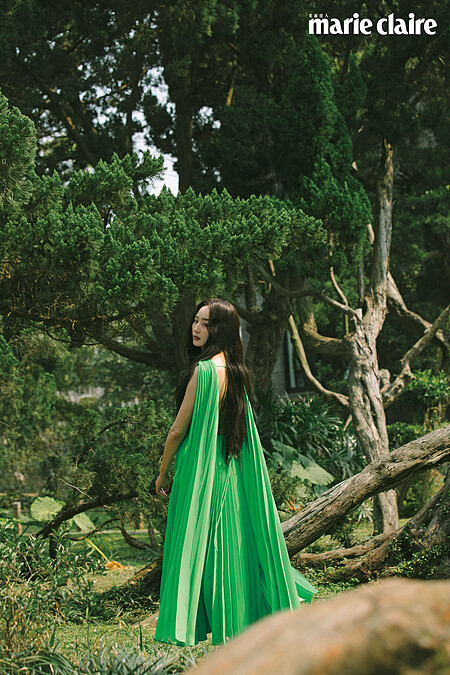 百褶露背洋裝，Valentino。