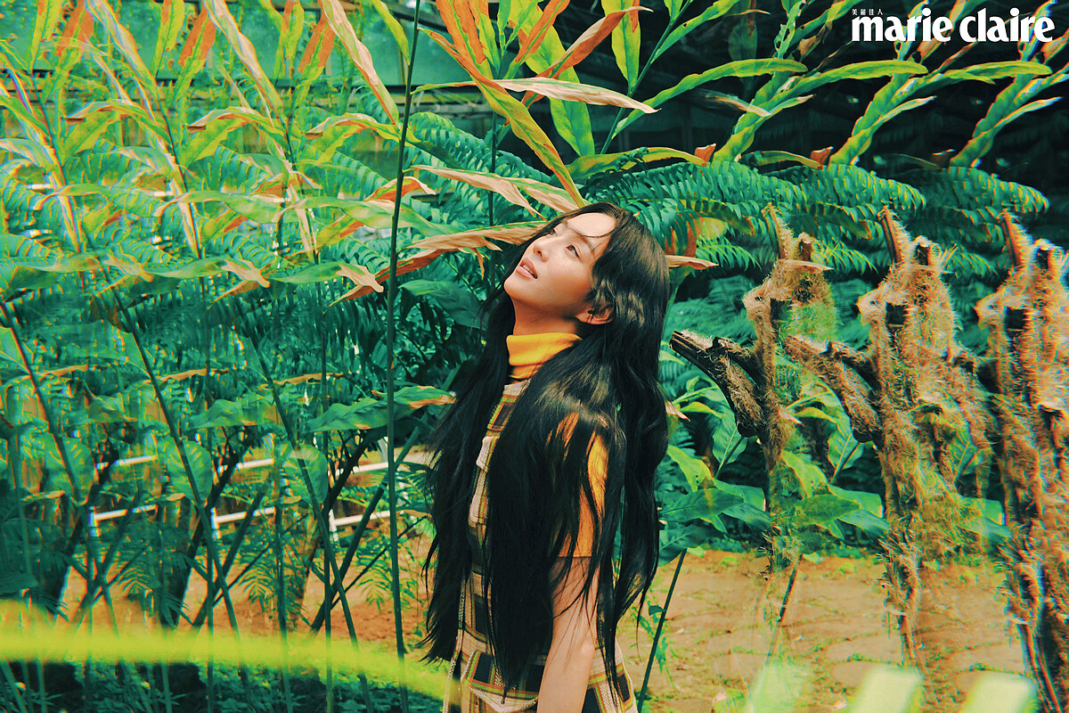 黃色高領針織上衣、背心開襟上衣、湖水綠麻質長褲、白色鍊帶包頭鞋，all by Gucci。