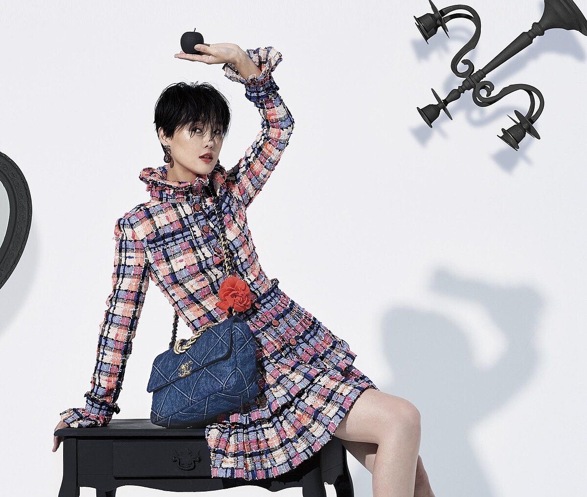 水洗丹寧CHANEL 19包_大型款、真絲縐綢山茶花、粉藍格紋立領斜紋軟呢百褶洋裝、紅色水晶耳環；All by CHANEL。