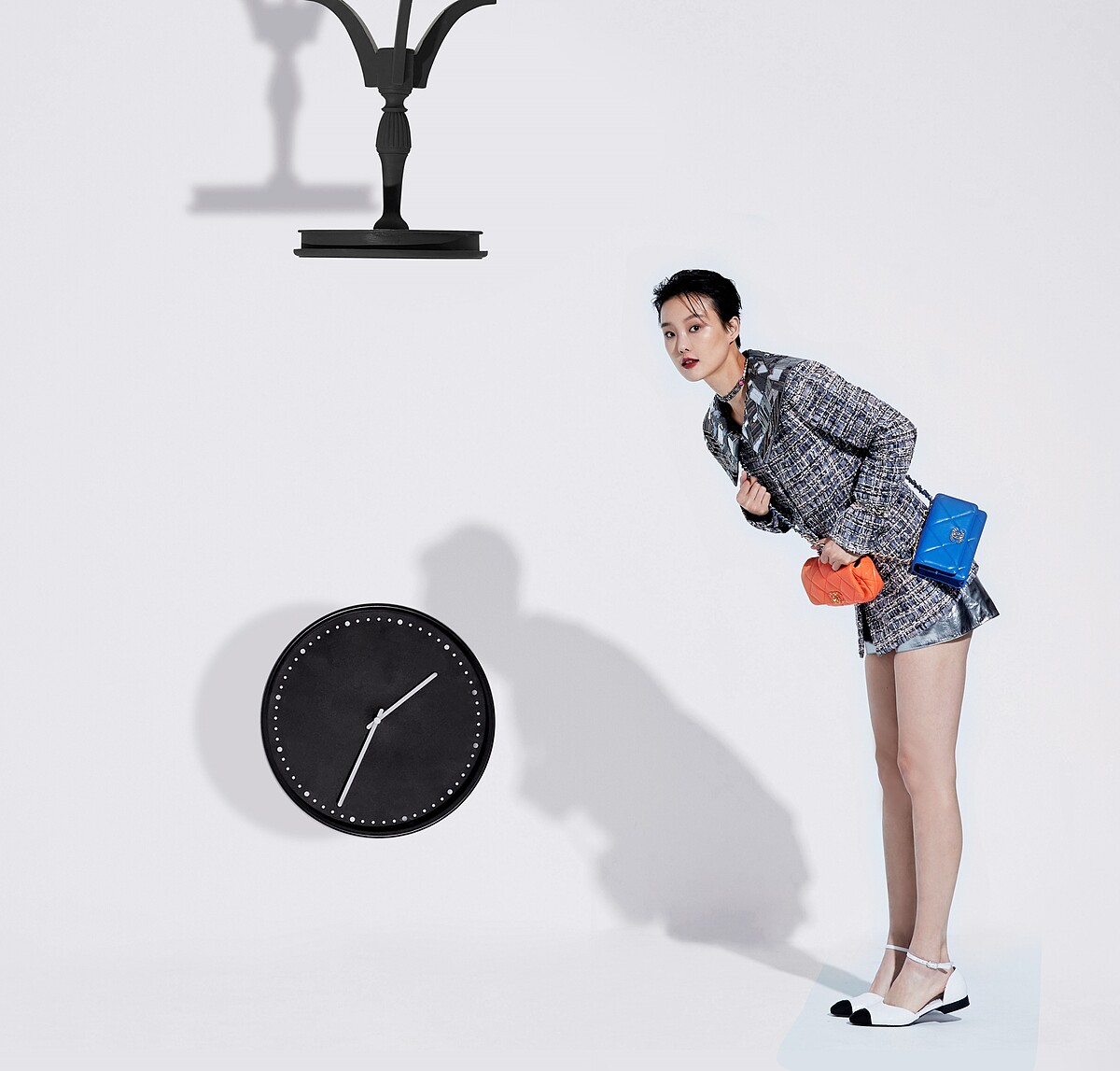 藍色菱格紋皮革CHANEL 19小包、橘色菱格紋皮革CHANEL 19腰包、刺繡斜紋軟呢外套、小羊皮銀色短褲、瑪麗珍鞋；All by CHANEL。