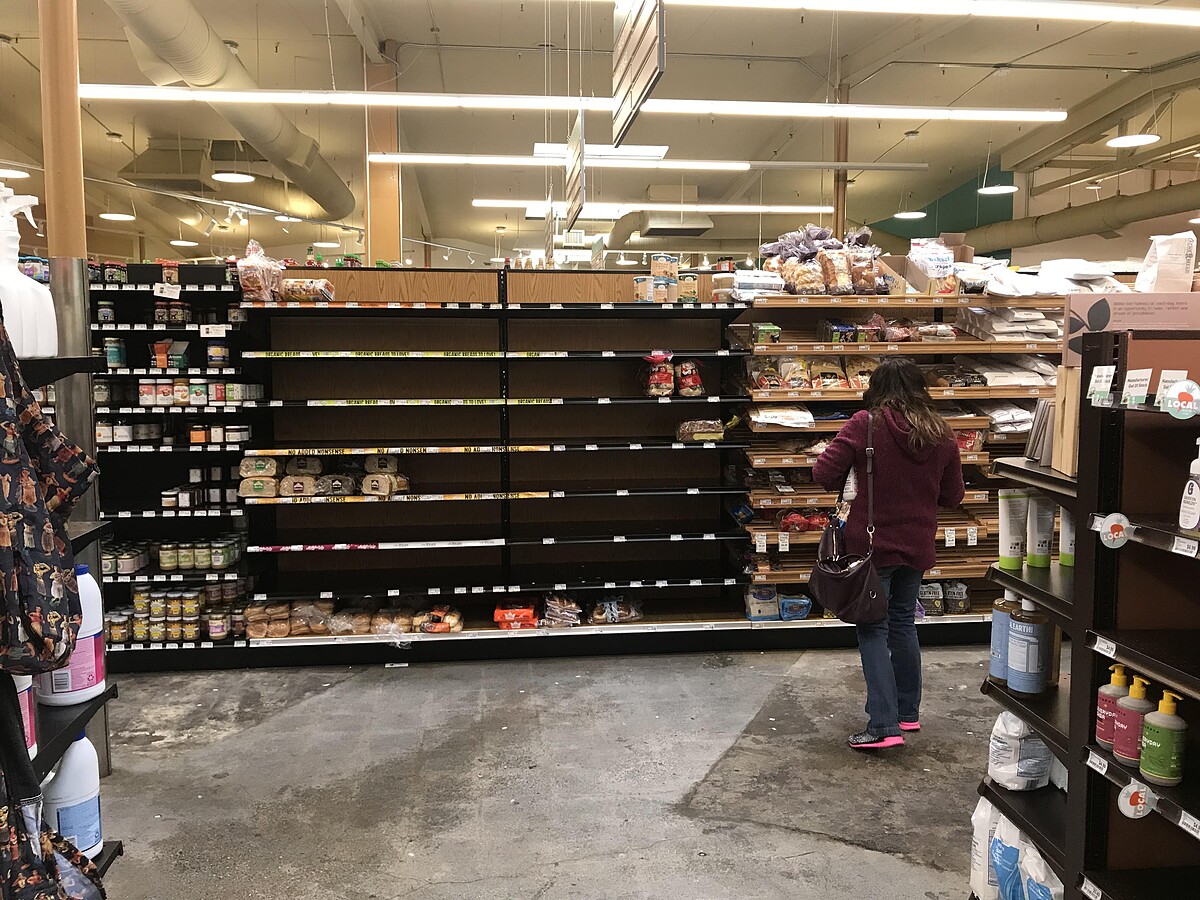 開店半小時後的超市麵包架。