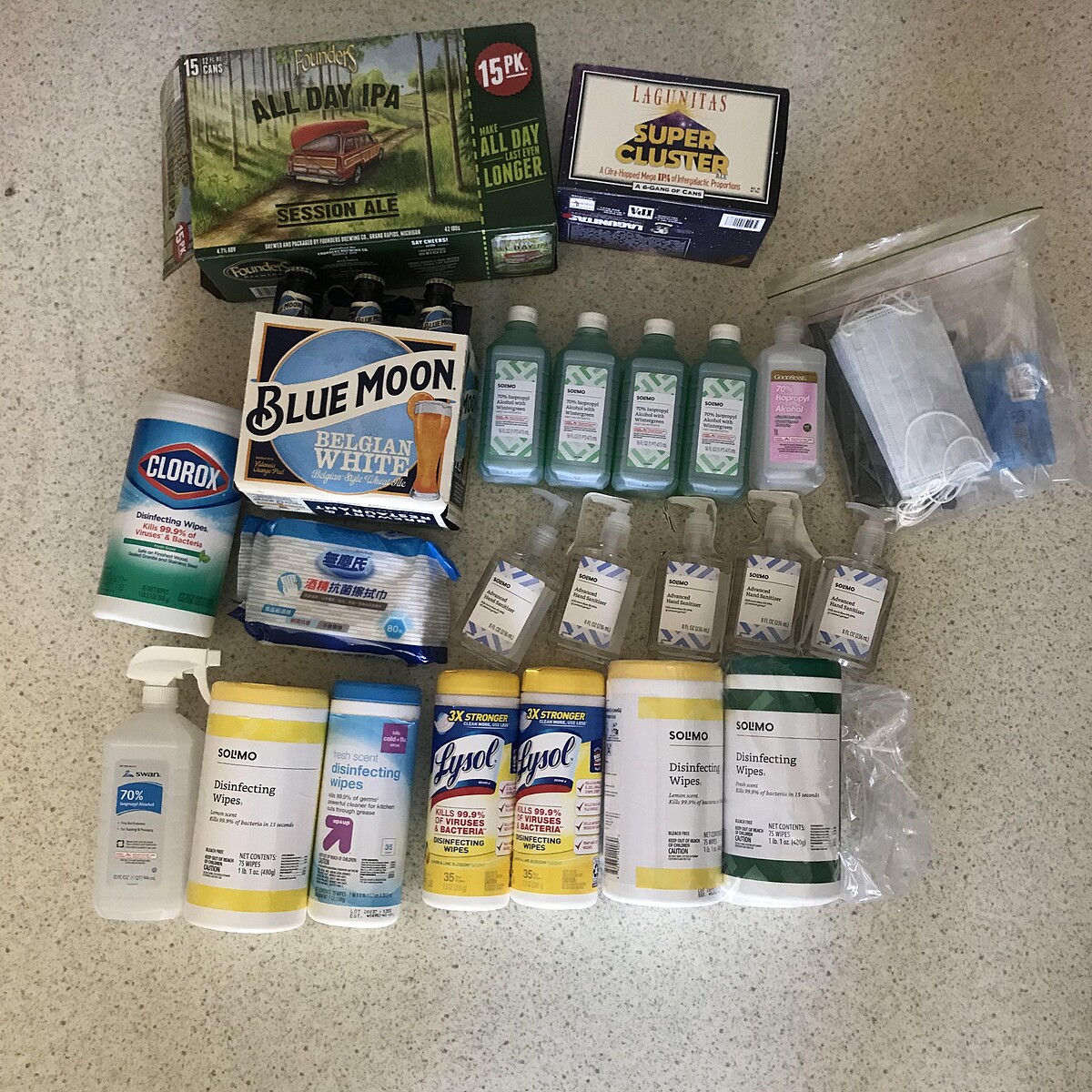 我家的防疫物資，體內外的酒精消毒都很重要。