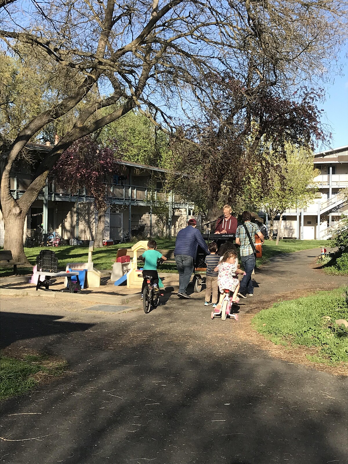 居家避疫期間，社區民眾自發演奏為鄰居舒緩情緒。