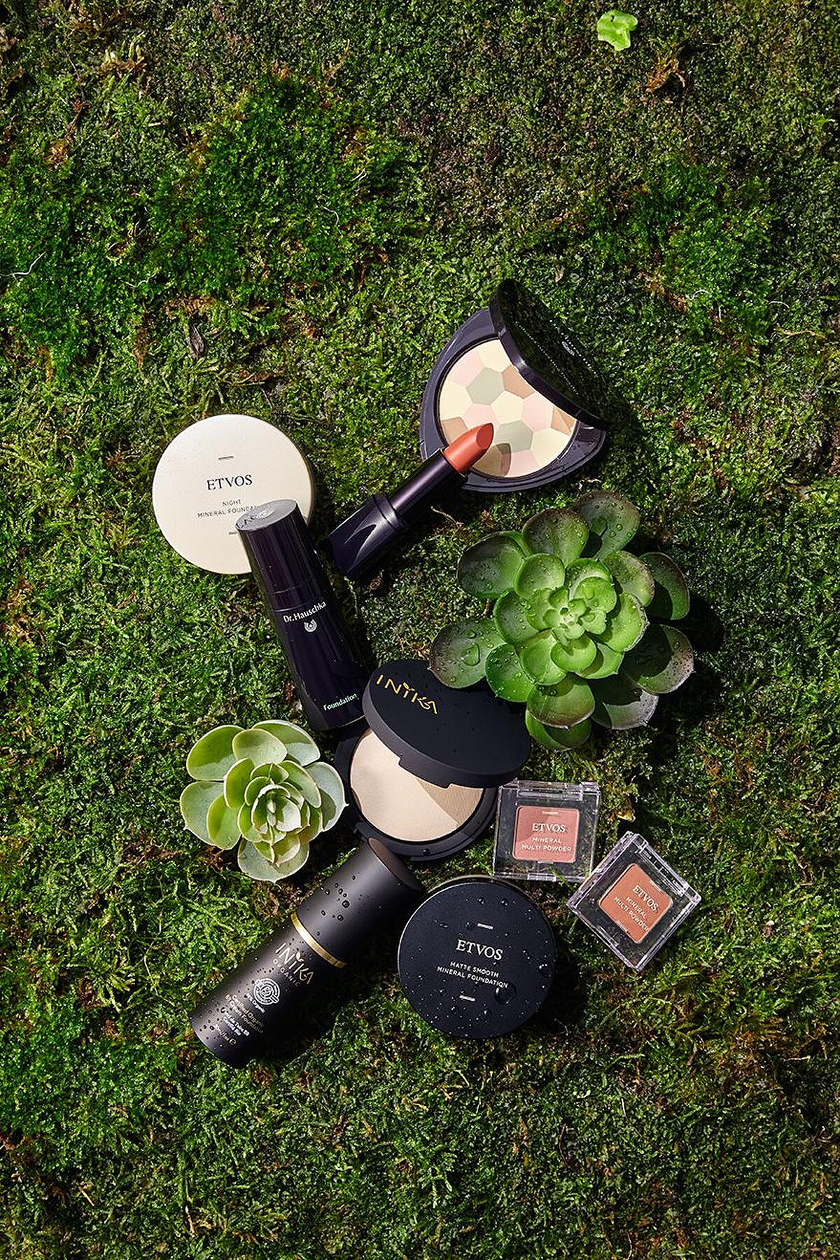 1.Dr. Hauschka 流光幻彩校色粉餅,NT1,600。2.Inika摩洛哥油特色唇膏,NT990。3.Etvos裸感入眠靜夜礦物蜜粉,NT1,100。4.Dr. Hauschka 輕柔粉底液,NT1,350。5.Inika 天然烘焙礦物粉餅,NT1,890。6.Inika多效光潤BB霜,NT1,690。7.Etvos 柔霧無瑕防曬礦物粉底,NT1,350。8.Etvos 多效絲絨礦物粉彩,NT1,080。9.Etvos 多效絲絨礦物粉彩,NT1,080。