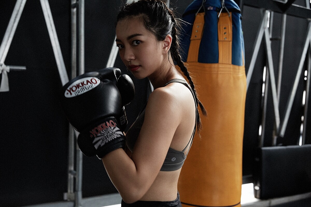 運動內衣、豹紋訓練長褲，both by Lululemon。