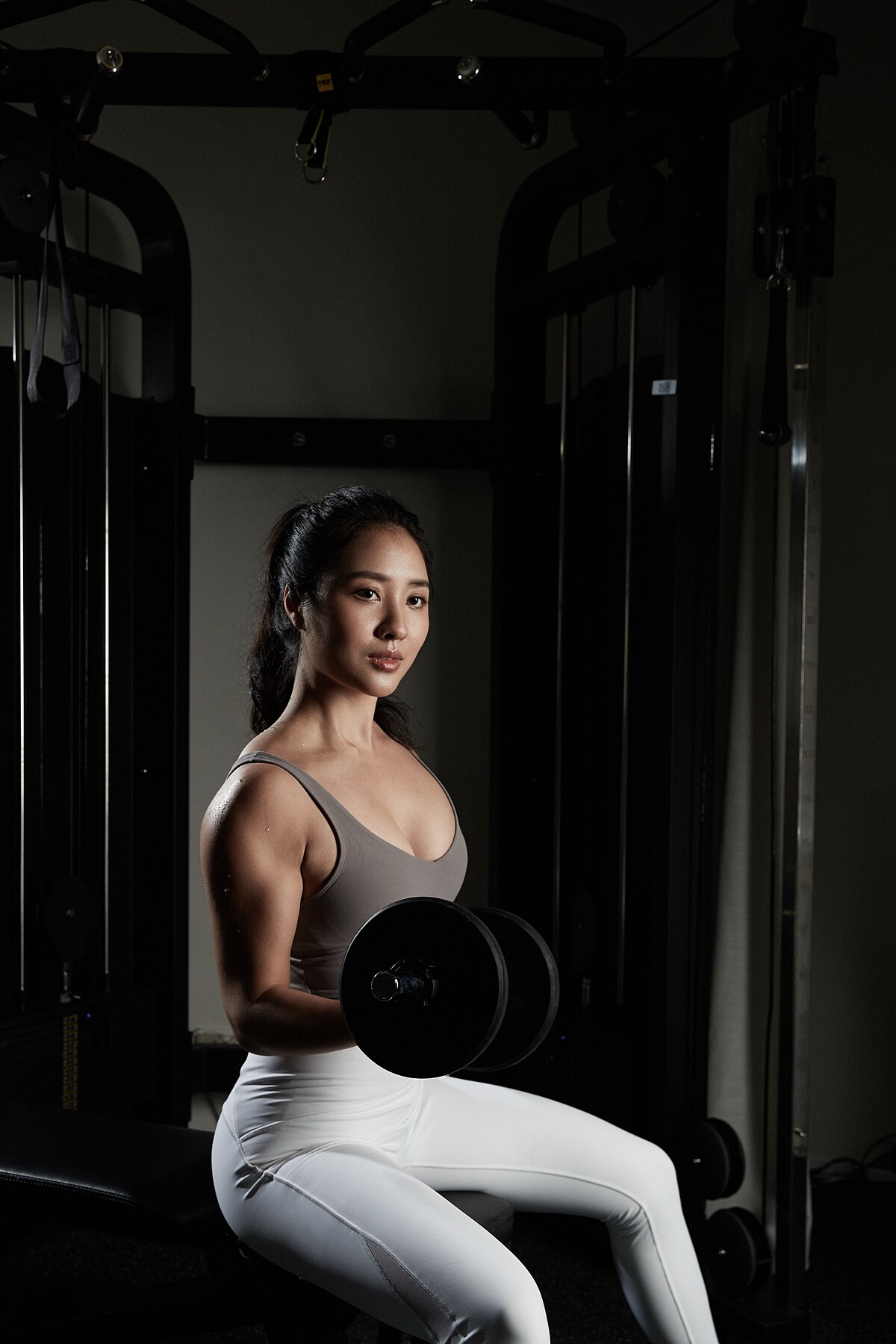 crop top、訓練長褲，both by Lululemon。場地提供，好團。