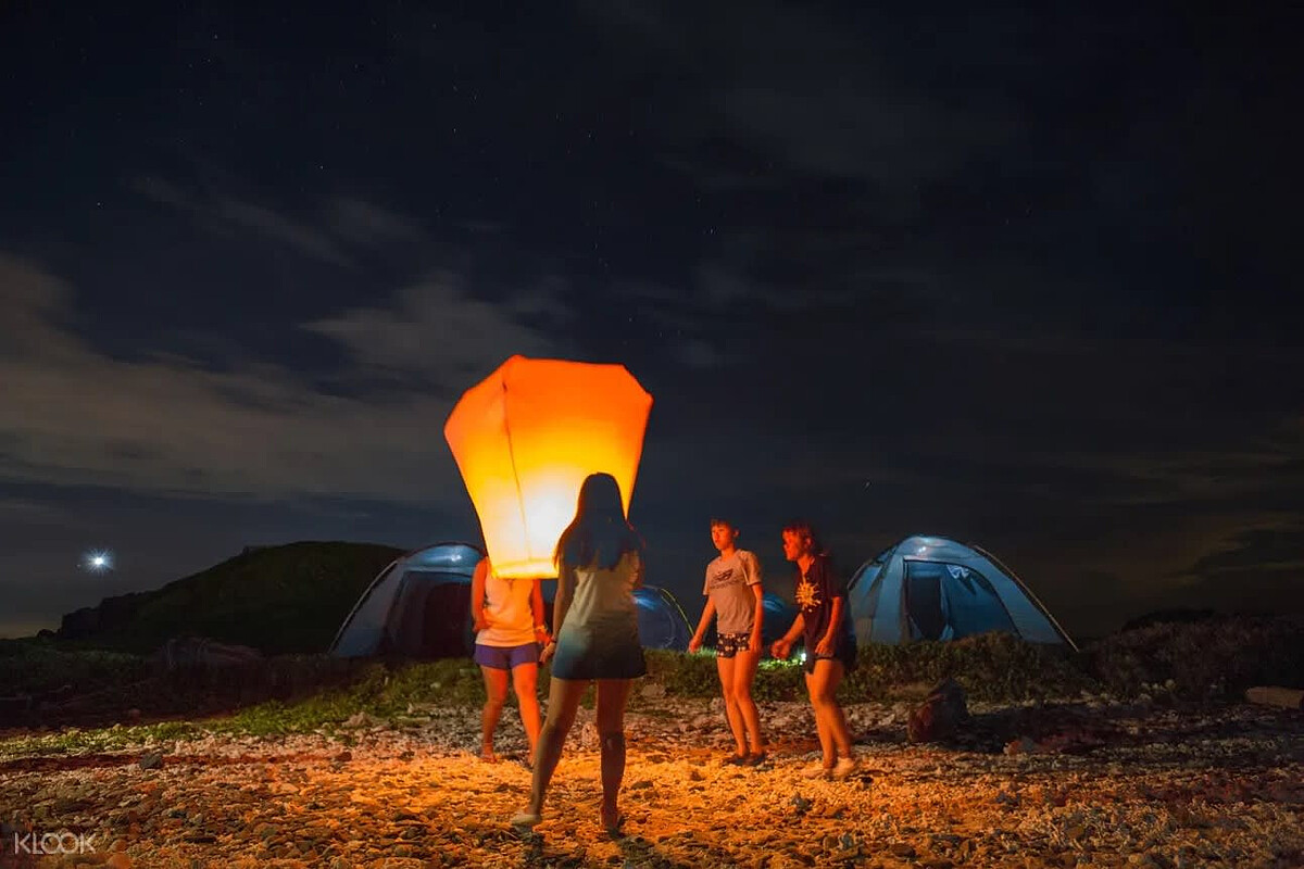 在夜空下與朋友留下美好露營回憶。