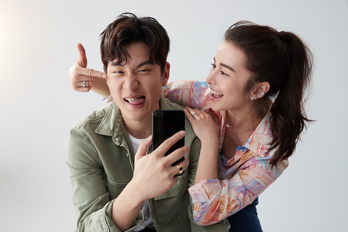 （左）COCO CRUSH 高級珠寶系列戒指（右）粉色絲質襯衫，COCO CRUSH 高級珠寶系列戒指、鍊墜、耳扣、耳環、指尖戒，all by Chanel。