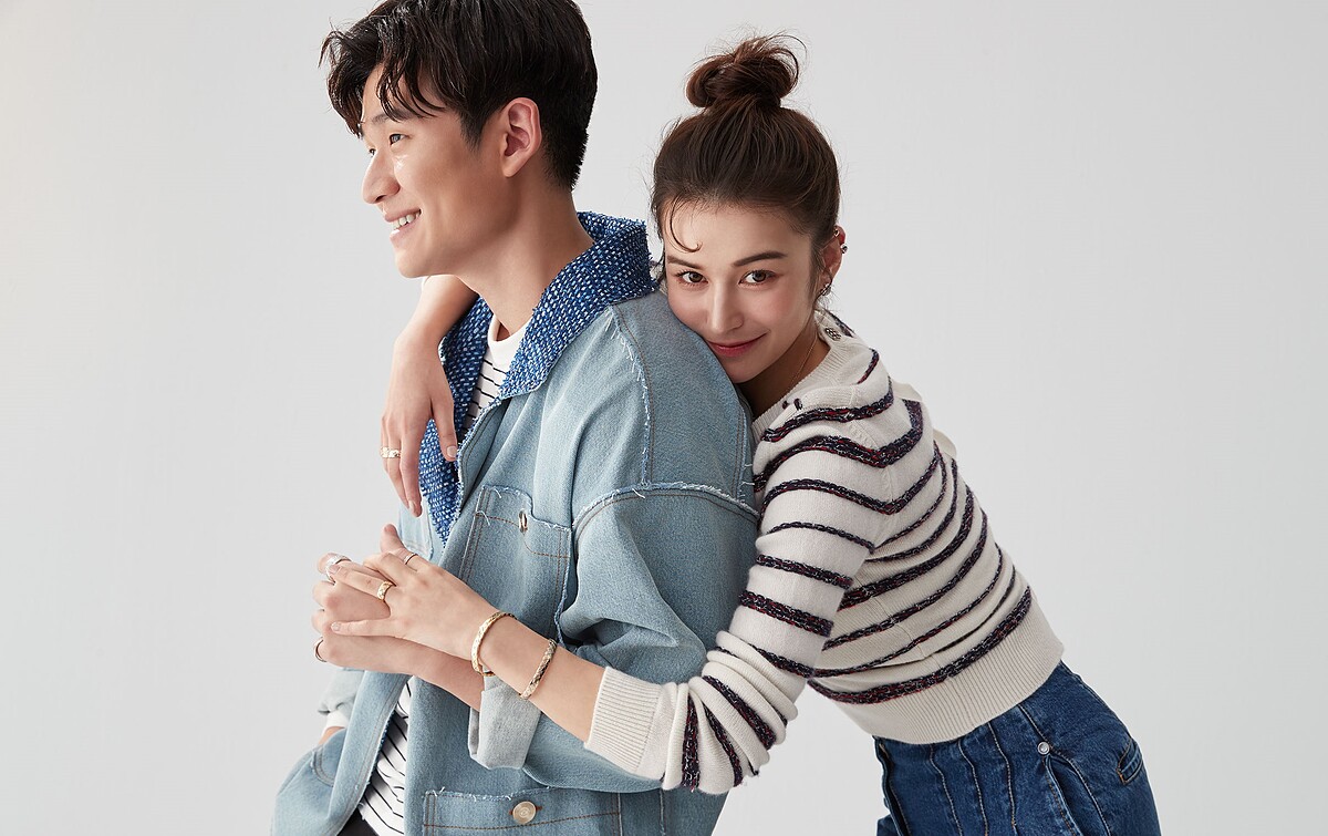 （左）拼接丹寧外套，COCO CRUSH 高級珠寶系列戒指（右）條紋針織衫，COCO CRUSH 高級珠寶系列手環、戒指、耳扣，all by Chanel。