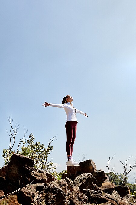 外套、訓練長褲、運動內衣，all by Lululemon。 