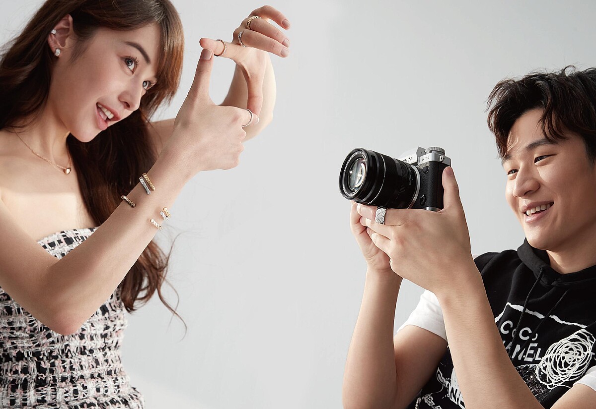 （左）斜紋軟呢洋裝，COCO CRUSH 高級珠寶系列手環、鍊墜、耳扣、指尖戒、戒指（右）黑白圖案連帽背心，COCO CRUSH 高級珠寶系列戒指，all by Chanel。