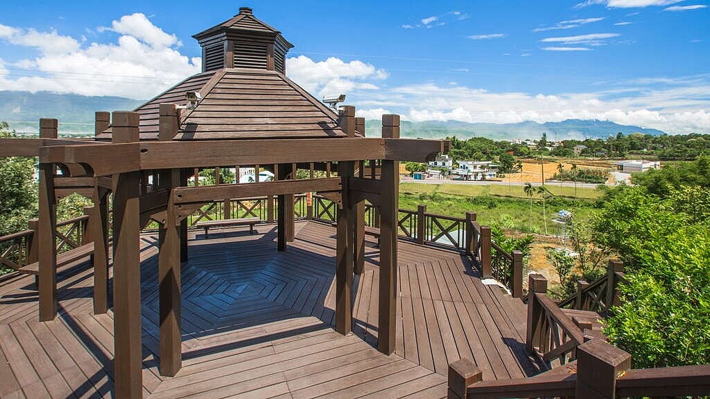 親山端最高點有座「縱觀日月亭」