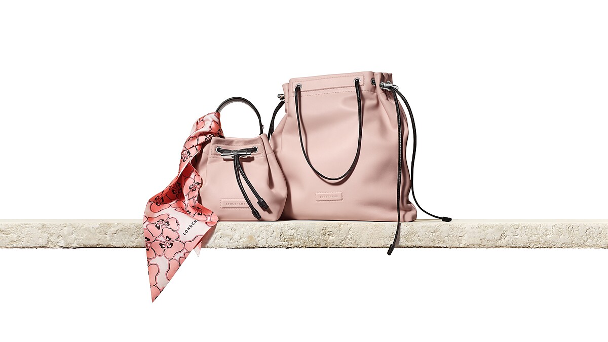 迷你水桶包（NT$18,300）、後背包（NT$23,100）