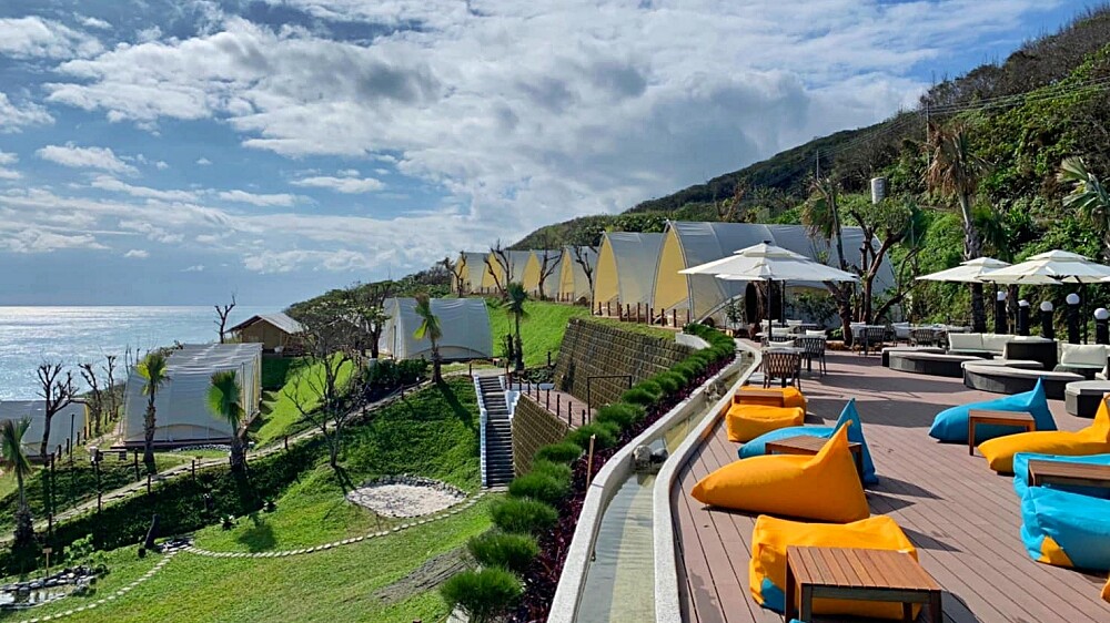 最愜意的懶人露營場地！花蓮「海崖谷」睜開眼就是蔚藍大海、聽海聲入夢鄉，夜晚點燈美呆了