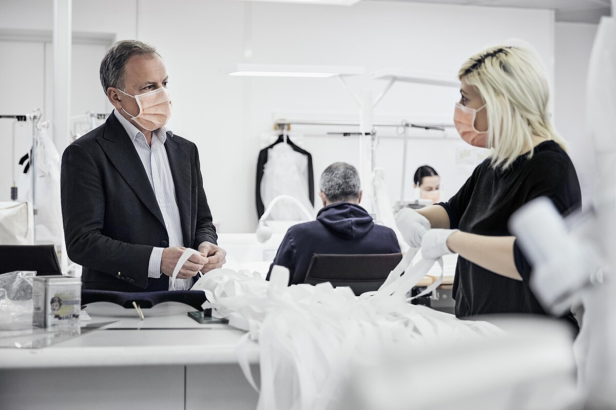 （左起）LV主席兼行政總裁Michael Burke與工匠