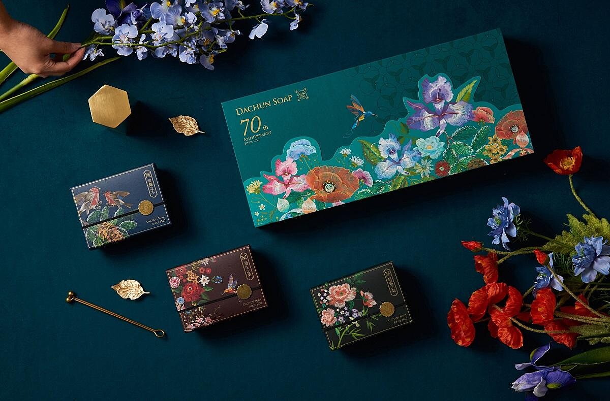 大稻埕老字號「大春煉皂」則以天然草本幫助您防疫，推出多款70週年紀念皂品，expo肖年頭家「線上市集」獨家限定優惠8折起。